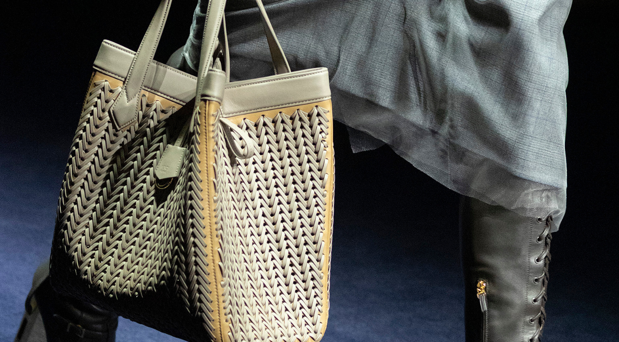 FENDI Unveils Versatile Origami Handbag in its Autumn/Winter 2023 ...